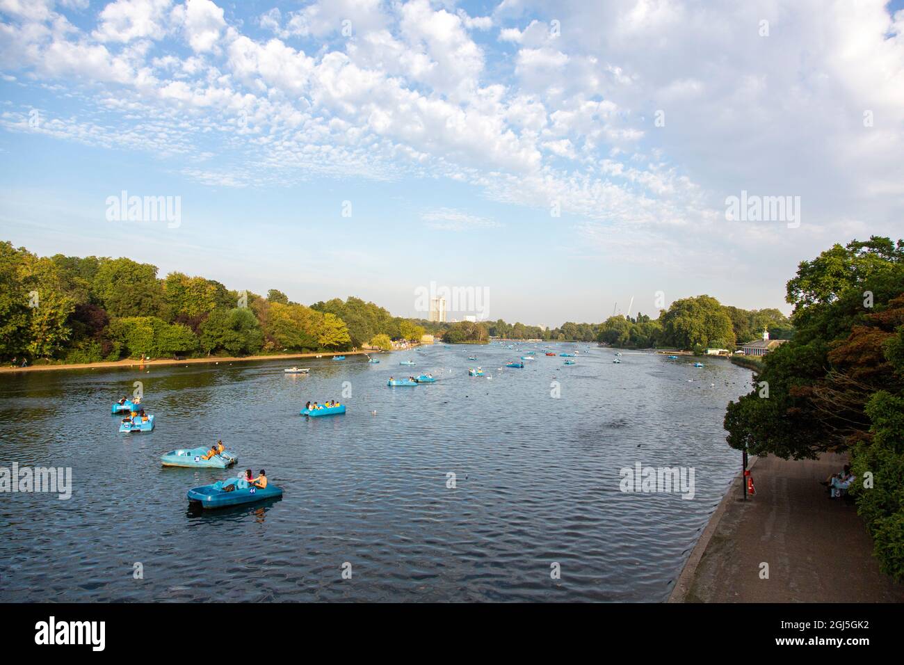 Vergnügungsboote auf dem Serpentine Lake, Hyde Park, London, Großbritannien Stockfoto