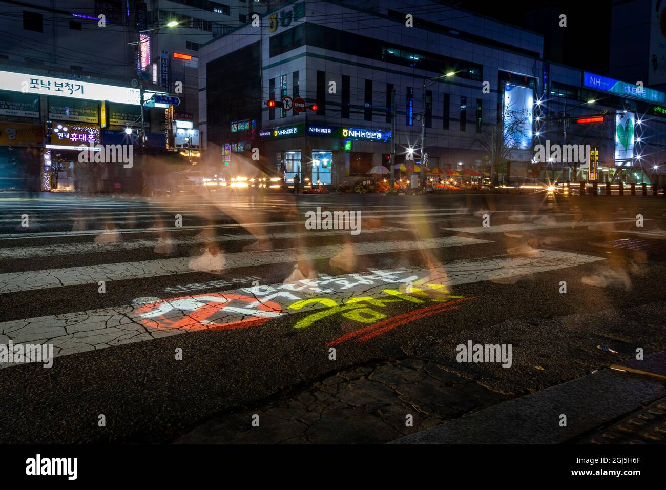 SEOUL, KOREA, SÜD - 24. Aug 2019: Eine Ampel auf Passwa in der Nacht in Seoul, Südkorea Stockfoto