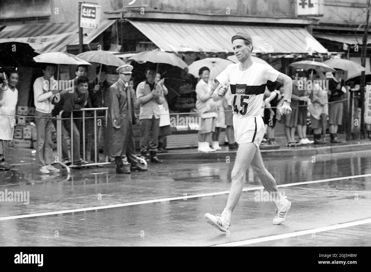 OLYMPISCHE SPIELE, OLYMPISCHE SPORTSPIELE - DIE XVIII 18. OLYMPIADE IN TOKYO, JAPAN - WALKING OLYMPICS 50KM SAKOWSKI WÄHREND DES SPAZIERGANGS BEENDETE ER DEN 8. ; 20. OKTOBER 1964 Stockfoto