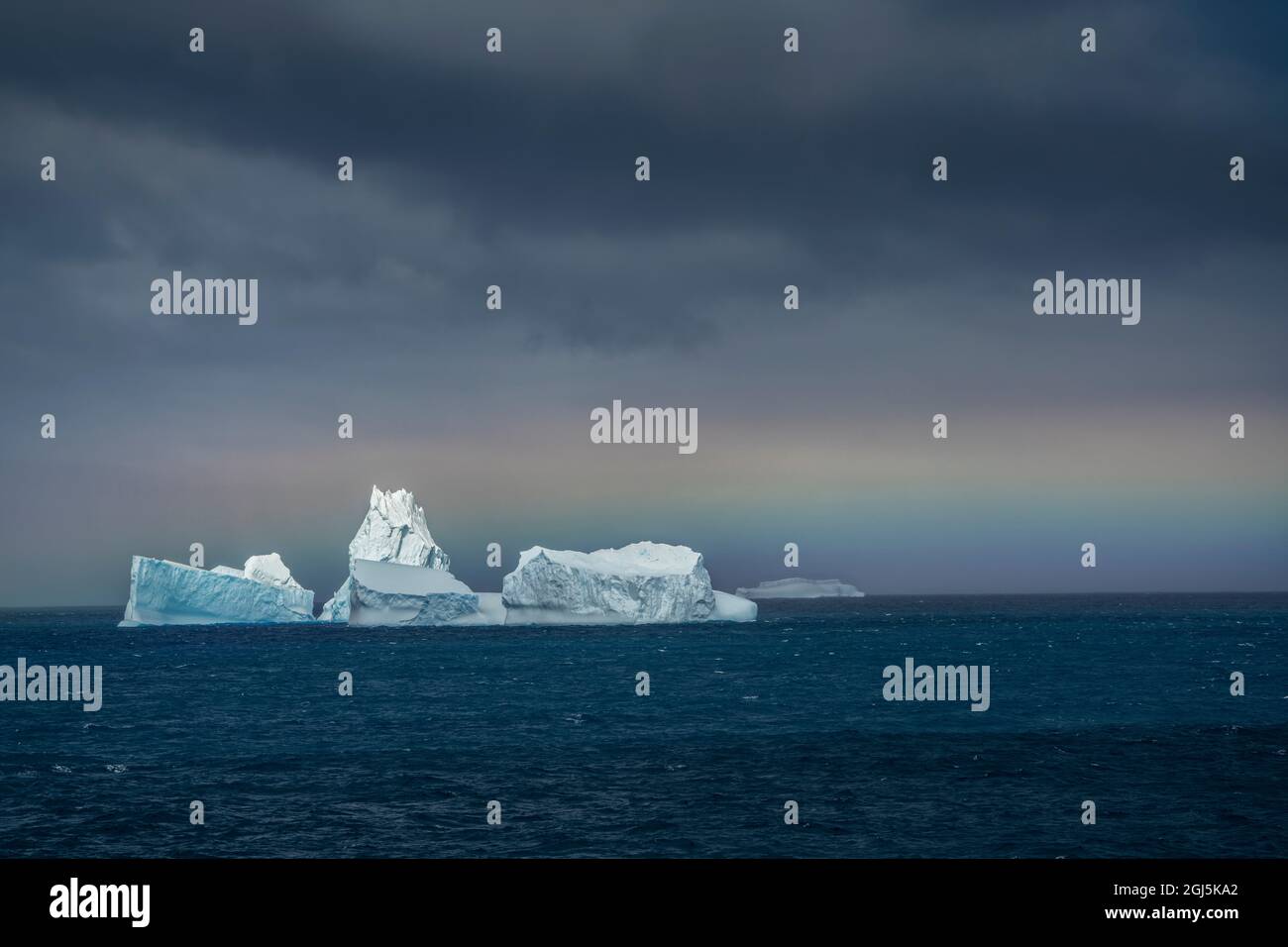 Antarktis, Südgeorgien. Horizontaler Regenbogen und Eisberge. Kredit wie: Don Grall / Jaynes Gallery / DanitaDelimont.com Stockfoto