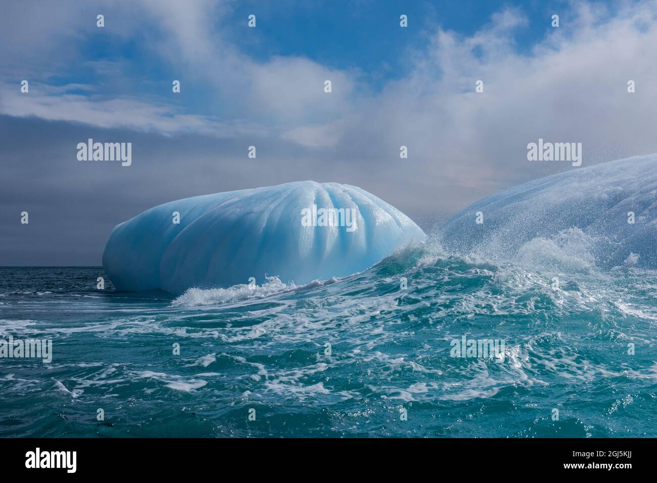 Britisches Überseegebiet, South Sandwich Inseln, Saunders Island. Großer Eisberg vor der Küste von Saunders Island. Stockfoto
