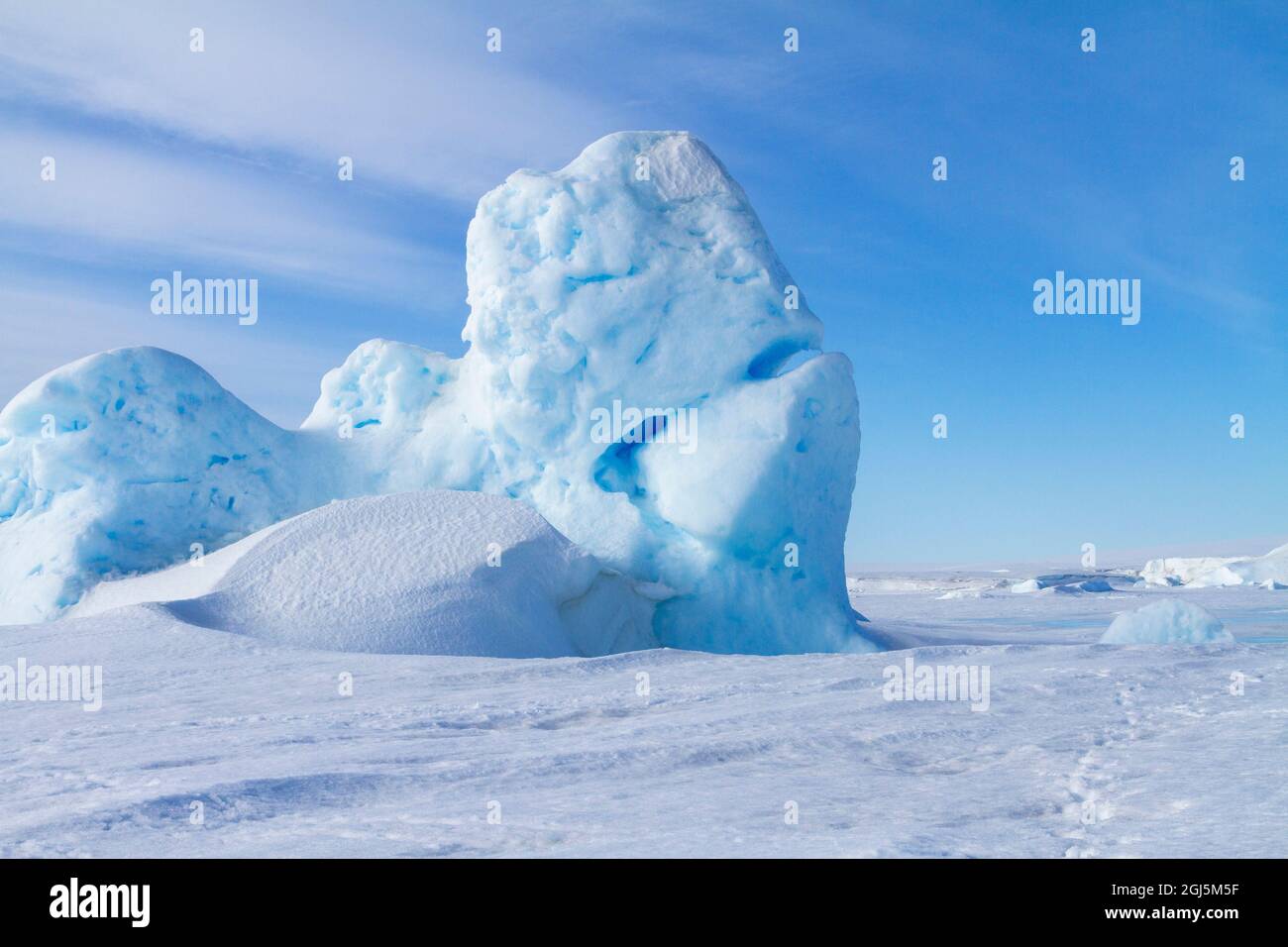 Antarktis, Snow Hill. Blick auf das Packeis, wo Eisberge gefangen sind. Stockfoto