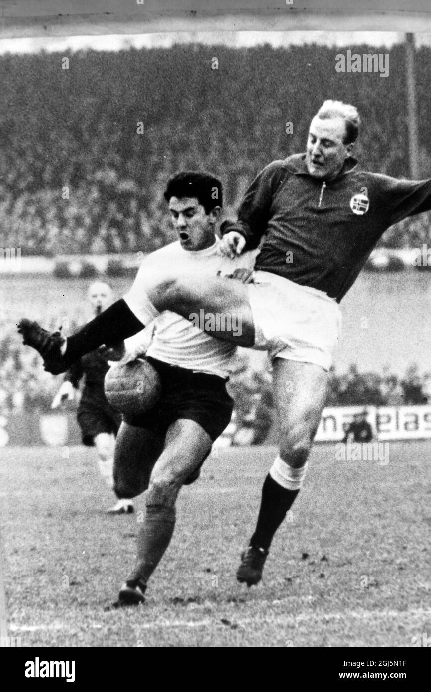 FUSSBALL-WM-QUALIFIKATIONSSPIEL FRANKREICH V NORWEGEN KERL FÄNGT BALL IN PARIS ; 12. NOVEMBER 1964 Stockfoto