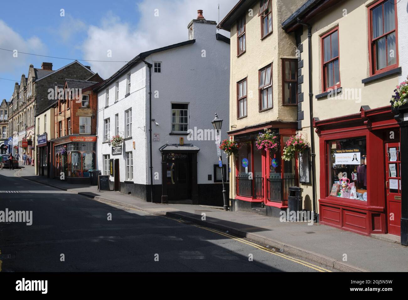 Geschäfte in High Street, Builth Wells, Powys, Wales Stockfoto