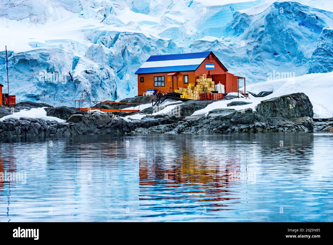 Almirante Brown Antarctic Base, Paradise Harbour, Antarktische Halbinsel, Antarktis. Der Gletscher ist blau, weil die Luft aus dem Schnee gepresst wird. Stockfoto