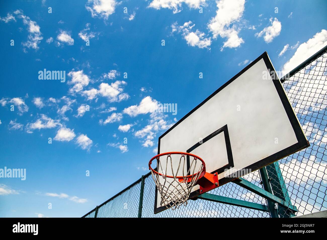 Basketballkorb im Freien mit Kopierplatz. Blauer Himmel als Hintergrund. Urban Youth Spiel. Stockfoto