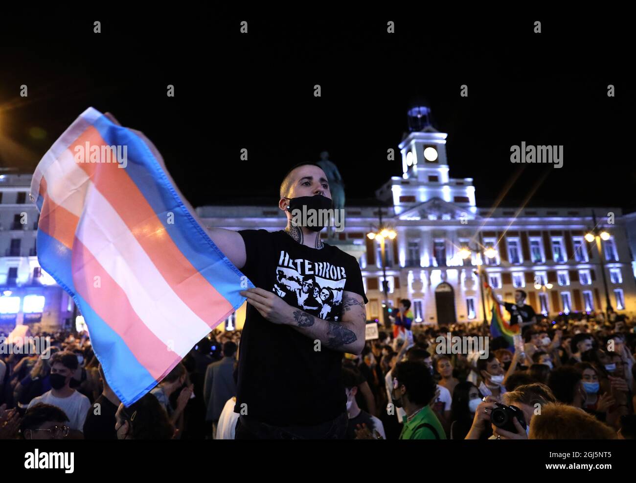 Madrid, Spanien. September 2021. Demonstranten protestieren nach einer Reihe homophober Angriffe im ganzen Land an der Puerta del Sol, Madrid, Spanien, um Gerechtigkeit zu fordern. Quelle: Isabel Infantes/Alamy Live News Stockfoto