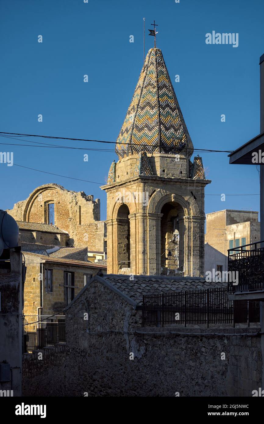 Religiöse Architektur der Altstadt von Mazzarino in Sizilien Glockenturm mit Fliesen aus polychromer Majolika in der Kirche S. S. S. Crocifisso dell'Olmo Stockfoto