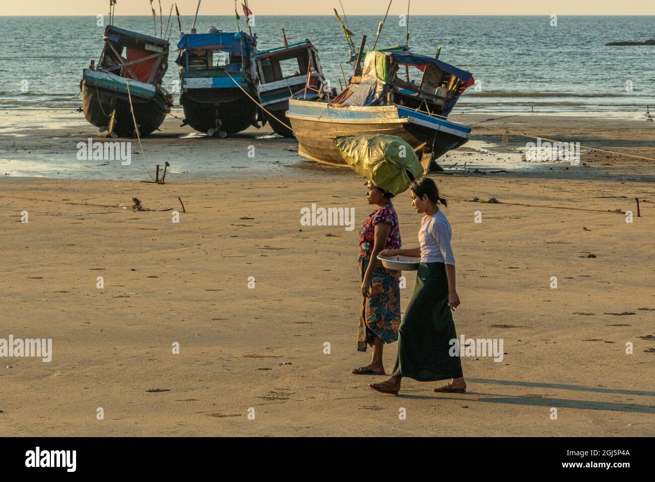 Einheimische Frau, die am Strand im Mergui Archipel, Myanmar, spazieren geht Stockfoto