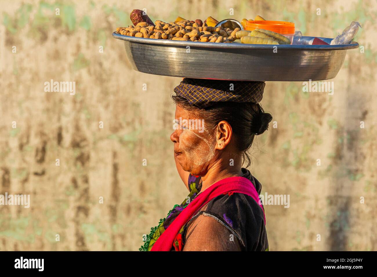 Frau, die Essen auf dem Kopf trägt Stockfoto