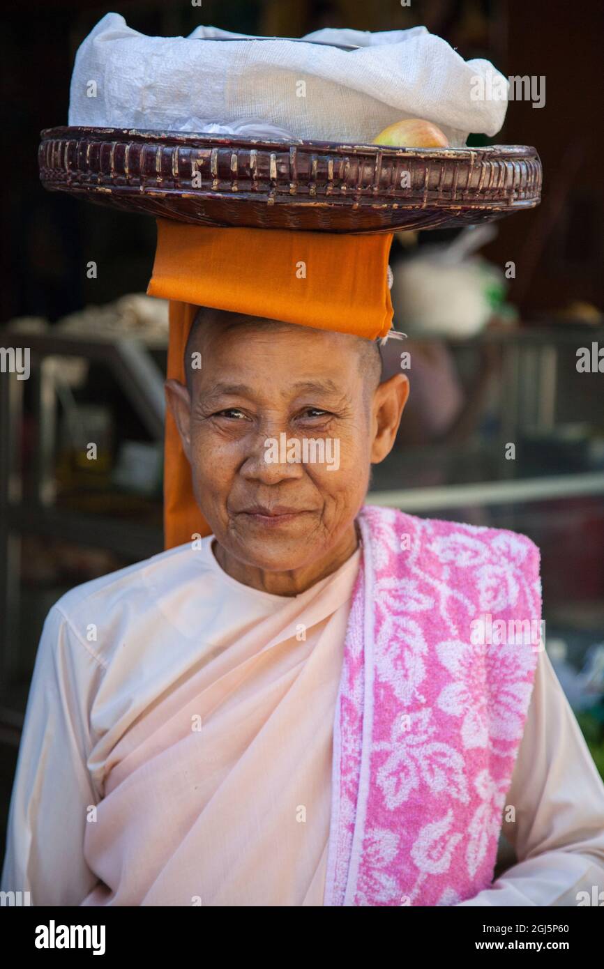 Lokale burmesische Nonne, die in Myanmar lokale Kulturpflanzen kauft. Stockfoto