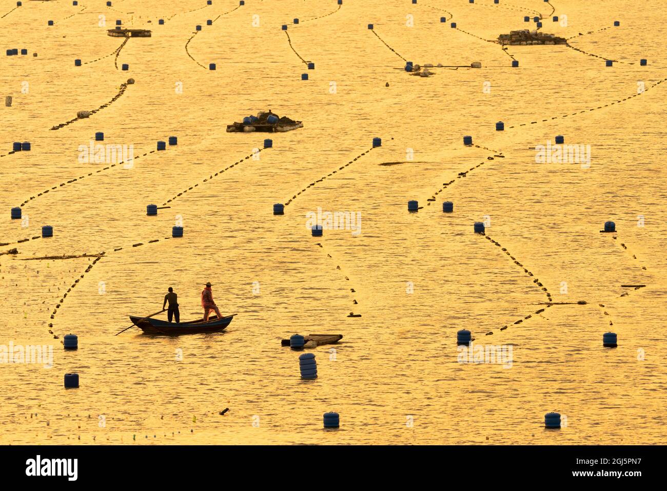 China, Provinz Fujian, Xiapu, Xiaqingshan. Das Wasser des Flusses wird von Fischtöpfen gesprenkelt und von der untergehenden Sonne beleuchtet. Sonne Stockfoto