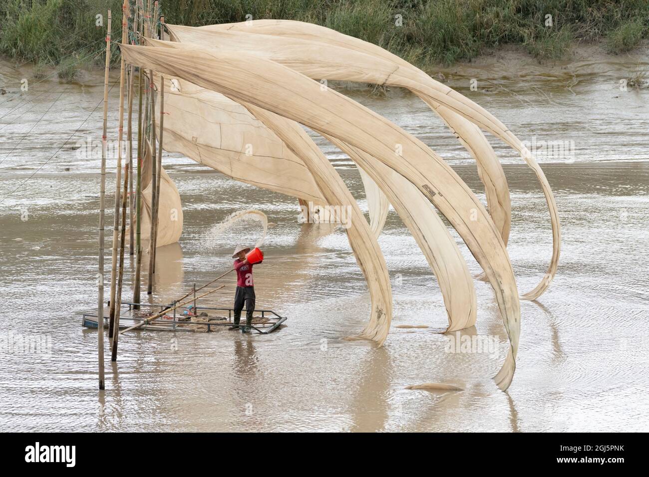 China, Provinz Fujian, Xiapu. Fischernetze werden im Fluss aufgehängt, um gereinigt zu werden und den Wind einzublasen. (Nur Für Redaktionelle Zwecke) Stockfoto