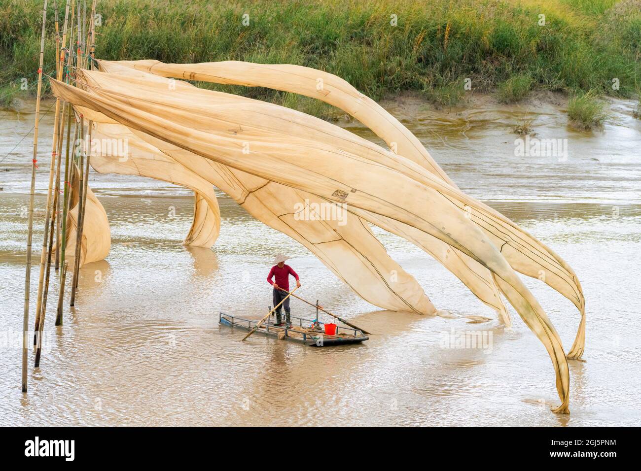China, Provinz Fujian, Xiapu. Fischernetze werden im Fluss aufgehängt, um gereinigt zu werden und den Wind einzublasen. Stockfoto