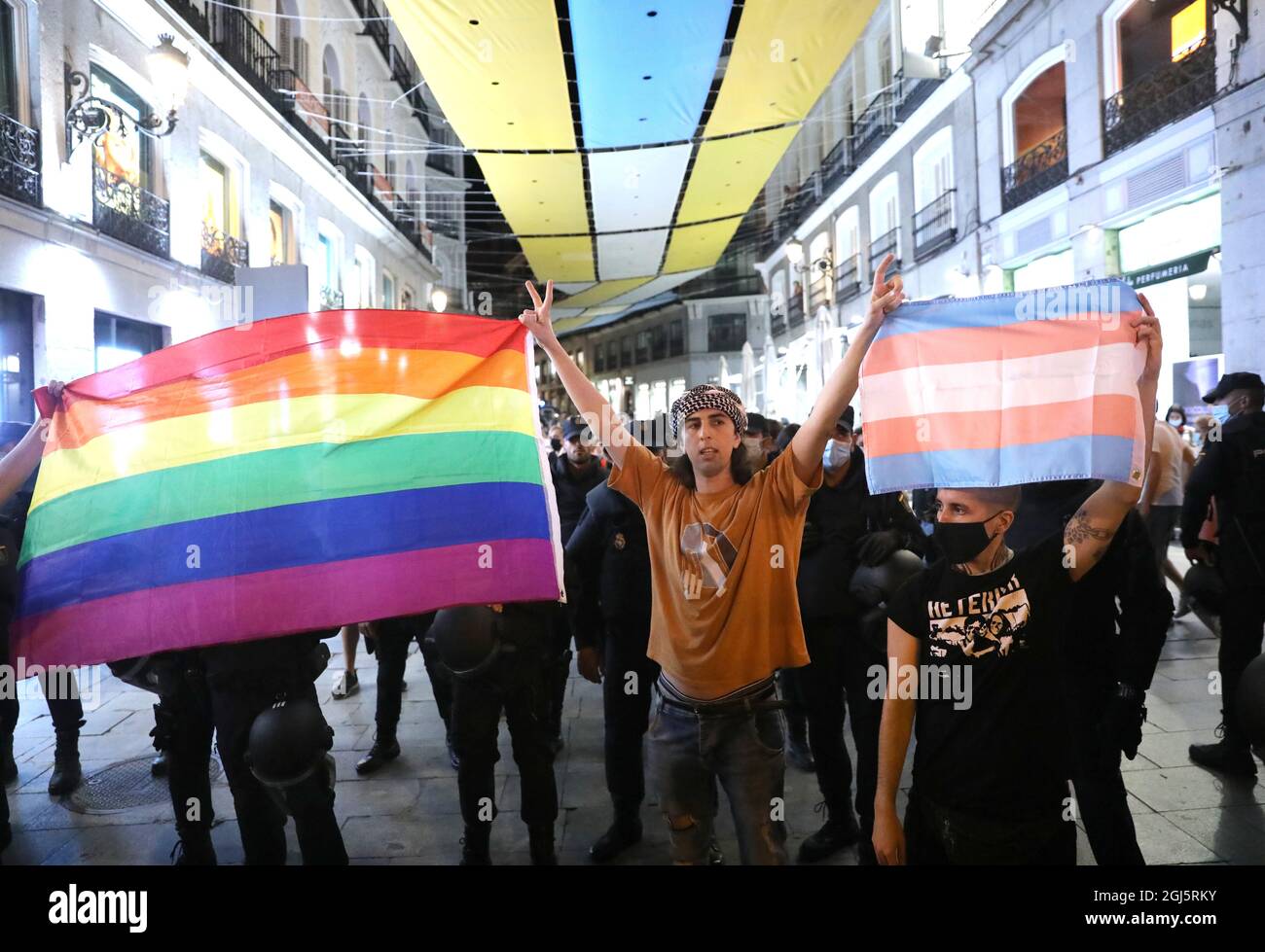 Madrid, Spanien. September 2021. Demonstranten protestieren nach einer Reihe homophober Angriffe im ganzen Land an der Puerta del Sol, Madrid, Spanien, um Gerechtigkeit zu fordern. Quelle: Isabel Infantes/Alamy Live News Stockfoto
