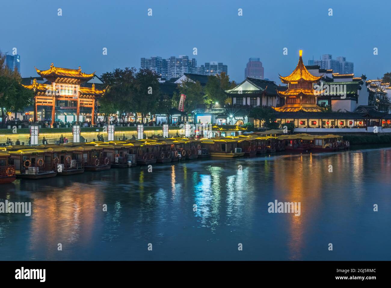 China, Jiangsu, Nanjing. Qinhuai River in der Dämmerung Stockfoto