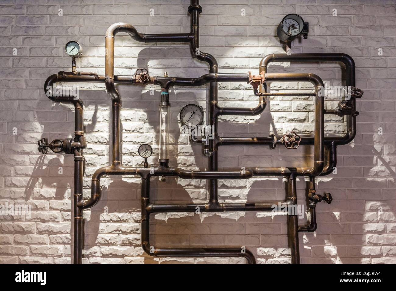 Georgien, Tiflis. Brauen Sie Pub-Rohre. Stockfoto