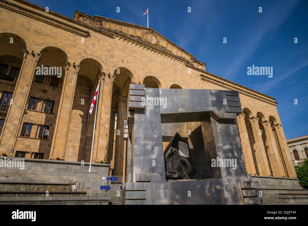 Georgien, Tiflis. Rustaveli Avenue, Parlamentsgebäude, Gedenkstätte für 1989 regierungsfeindliche Proteste. Stockfoto