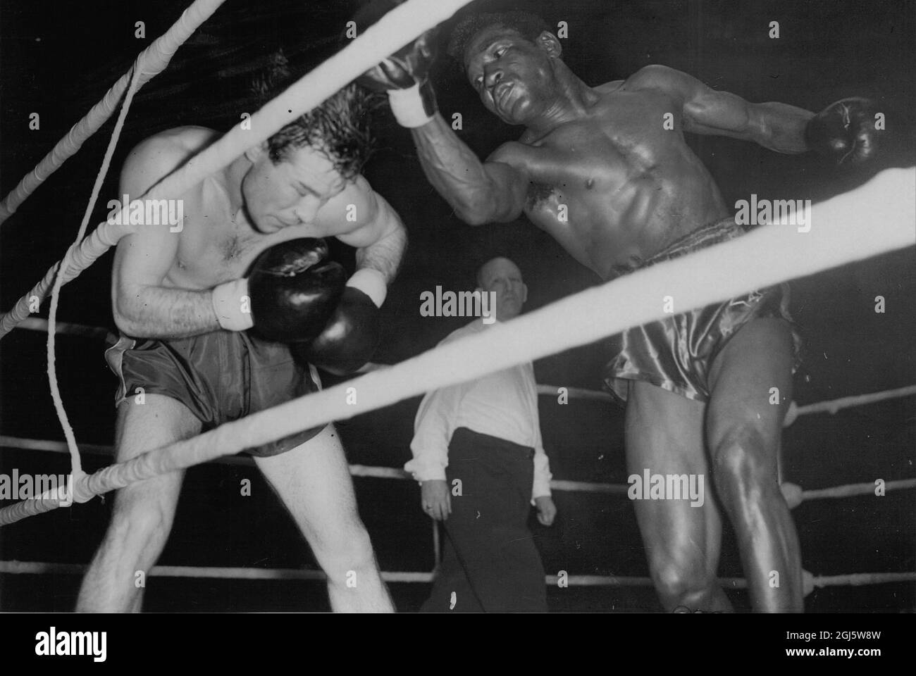 Roy Ankarah , rechts, gegen Tommy McGovern während ihres 10 Runden Leichtgewicht-Kampfes in der Empress Hall am 6. November 1951 Stockfoto