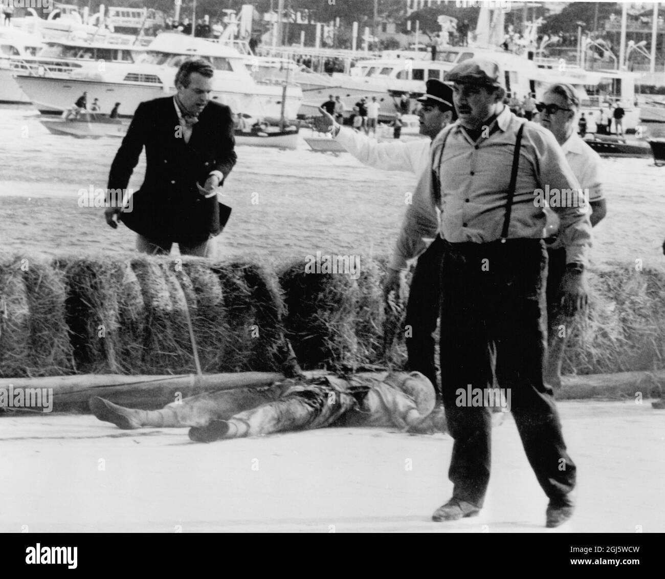 Lorenzo Bandini, italienischer Rennfahrer, der auf der Seite der Rennstrecke von Monaco lag, nachdem sein Ferarri bei der Verfolgung des Führers Hulme beim 25. Grand Prix vom 9. Mai 1967 abgestürzt war Stockfoto