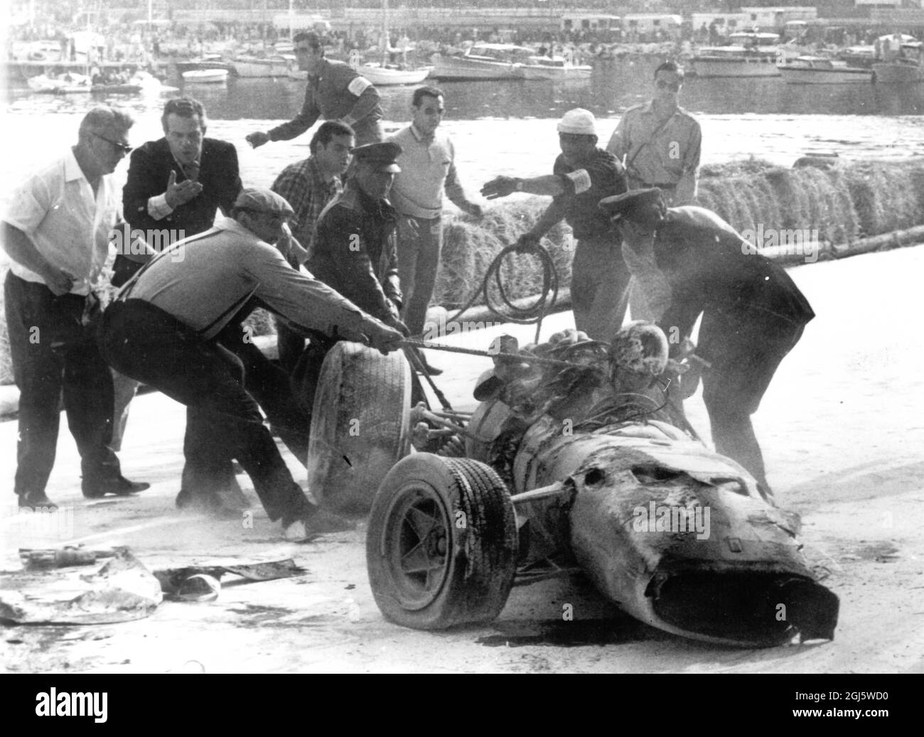 Lorenzo Bandini der italienische Rennfahrer stürzte seinen Ferarri in eine Wand aus Strohballen, bevor er beim 25. Grand Prix vom 8. Mai 1967 den Anführer Hulme stürzte und in Flammen aufging Stockfoto