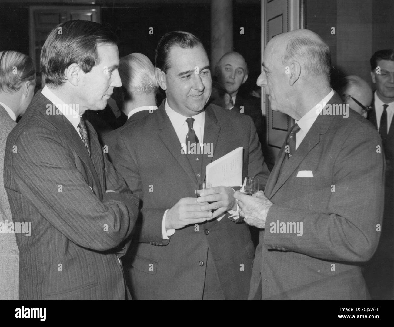 Christiaan Neethling Barnard mit Colin Cowdrey, dem England Cricket Captain, und Sir Alec Rose beim Mittagessen für die Männer des Jahres 1968 Stockfoto