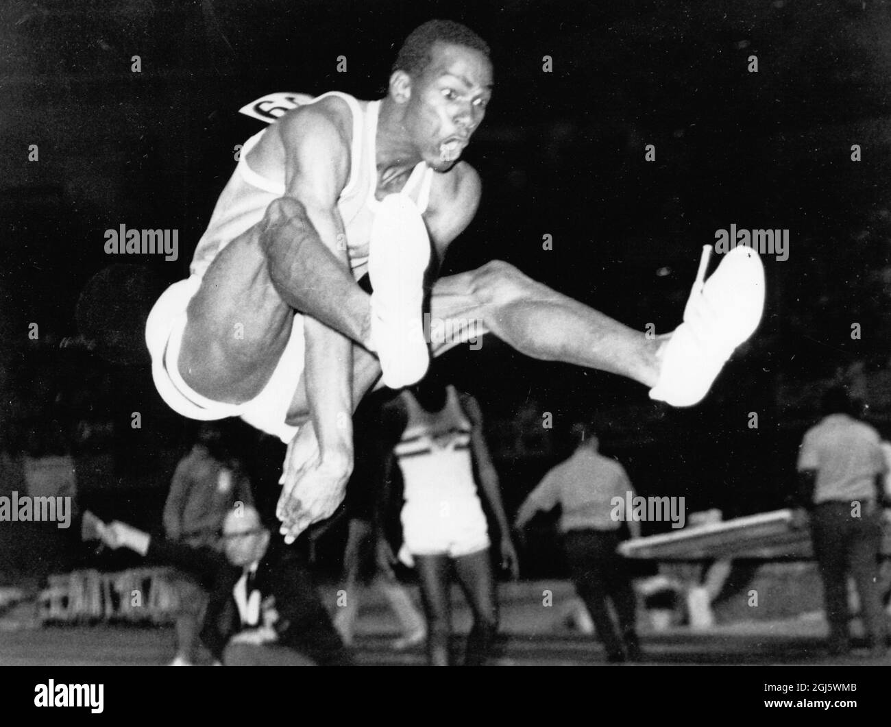 Bob Beamon in Aktion während der Leichtathletik-Meisterschaften der Amateur Athletic Union in Kalifornien während des Weitsprung-Events 1968 Stockfoto