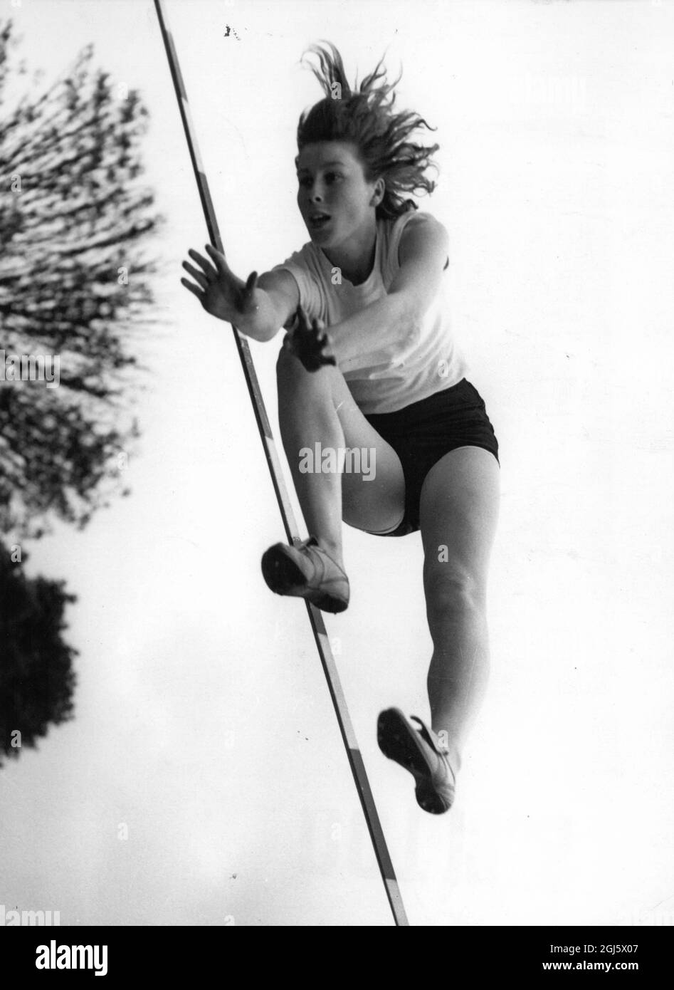 Mary Denise Rand , MBE , ( geb.Bignal ) ( geboren 10. Februar 1940 ) ist eine ehemalige englische Leichtathletik- und -Athleten . Sie gewann die Goldmedaille im Weitsprung bei den Olympischen Sommerspielen 1964, indem sie den Weltrekord brach und damit die erste britische Frau überhaupt wurde, die eine olympische Goldmedaille bei einem Leichtathletik-Event gewann Stockfoto