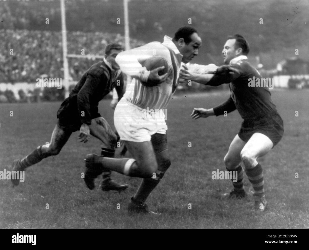Billy Boston schlägt Gasnier und Carlson während des Rugby-League-Weltcup-Spiels zwischen Australien und Großbritannien am 8. Oktober 1960 in Bradford Stockfoto
