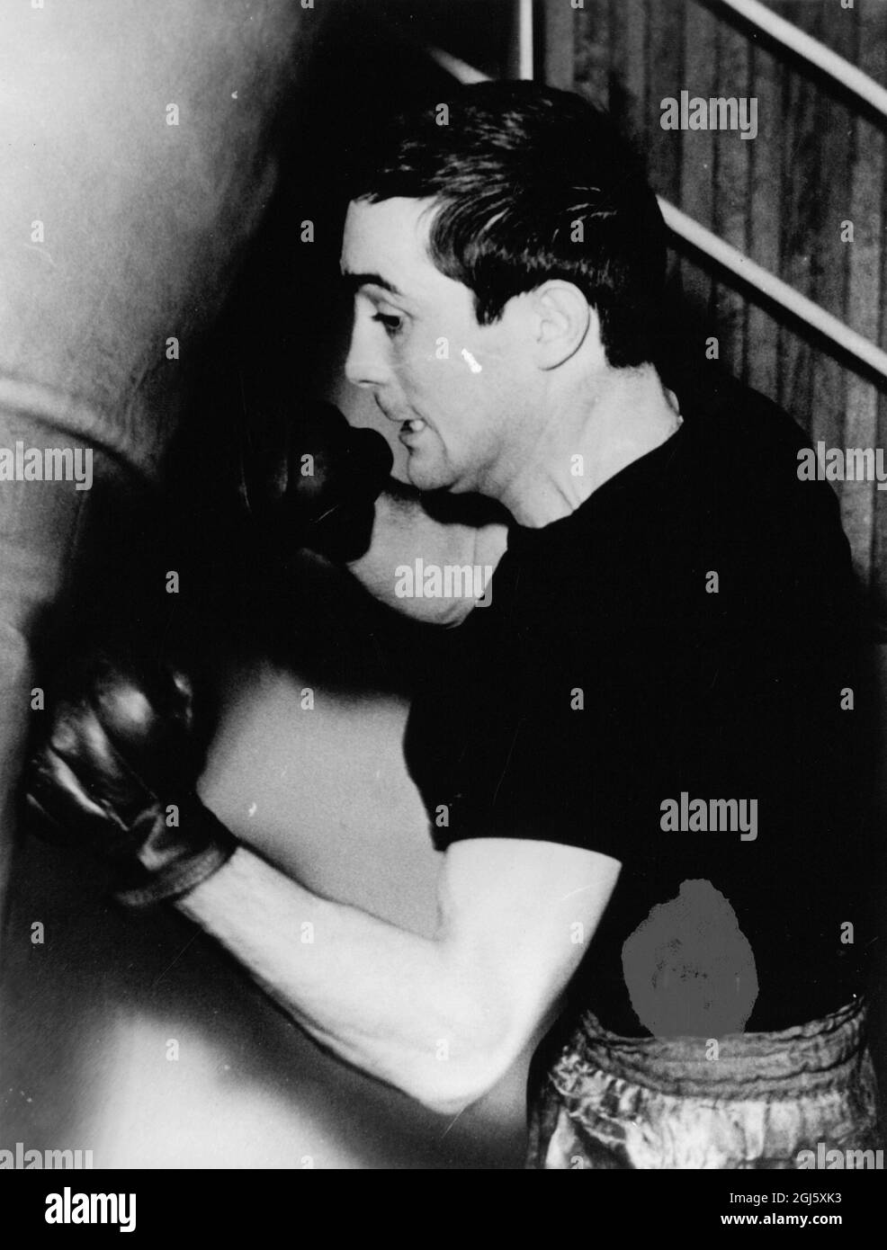 Paris : 10. Bild von Marcel Cerdan Junior ( 22 ) , Sohn des späten Mittelgewicht-Weltmeisters , Training mit einem Boxsack vor seinem ersten professionellen Wettbewerb in Paris . Dezember 1964 Stockfoto
