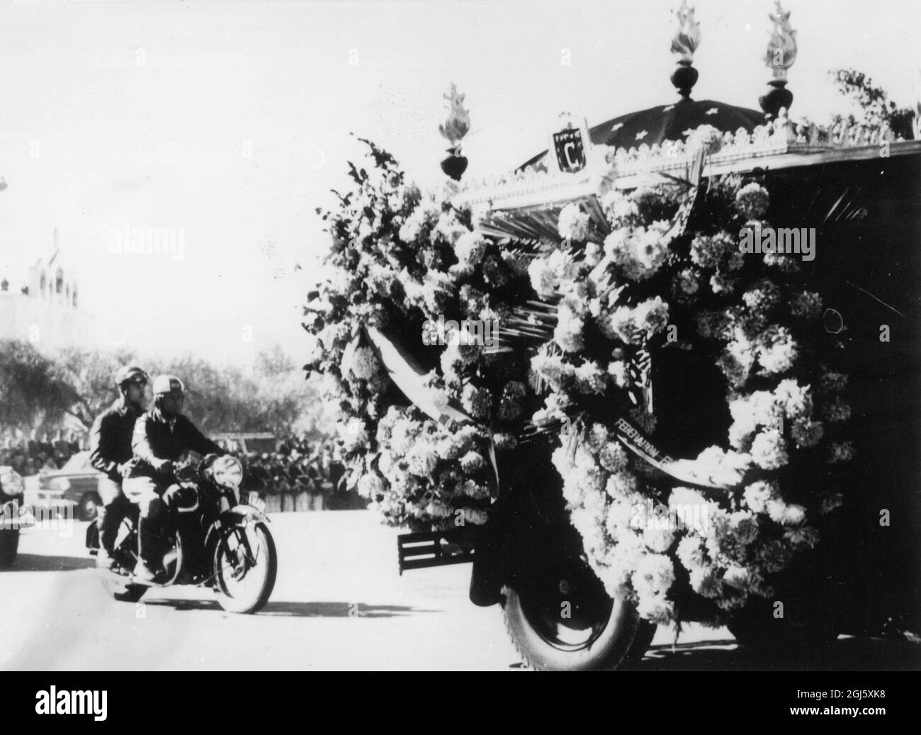 Der Hearse mit dem Leichnam von Marcel Cerdan , mit Motorrad-Eskorte, die durch die gedrängten Straßen auf dem Weg zum Friedhof Kirche Notre Dames de Lourdes . November 1949 Stockfoto