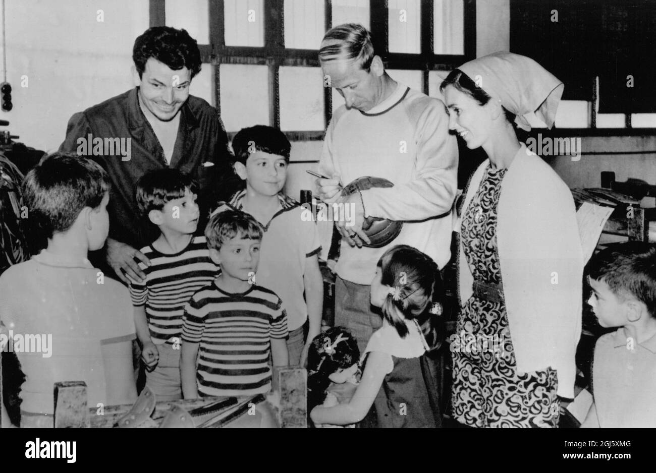Inca, Palma: Englischer Fußballstar Bobby Charlton unterzeichnet sein Autogramm auf einem Fußball für die Kinder der lokalen sie Maker. Die Charltons sind in diesem berühmten spanischen Resort im Urlaub. Juni 1968 Stockfoto