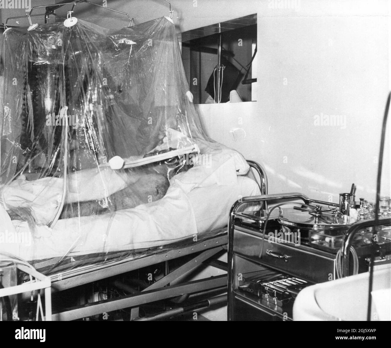 Herr Busby wurde jetzt von der Gefahrliste entfernt. Manchester United Manager Matt Busby in seinem Sauerstoffzelt in einem Münchner Krankenhaus, wo er nach einem Flugzeugabsturz, der acht seiner Teammitglieder das Leben kostete, langsam Fortschritte macht. Februar 1958 Stockfoto
