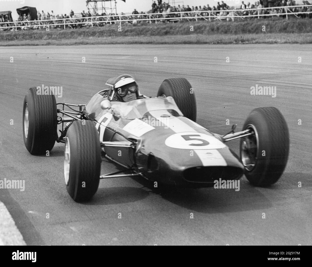 Jim Clark : 1936 - 1968 , britischer Formel-1-Rennfahrer aus Schottland , hier als Sieger des RAC Grand Prix 1965 in Silverstone, England, in seinem Lotus-Climax 10. Juli 1965 gezeigt Stockfoto