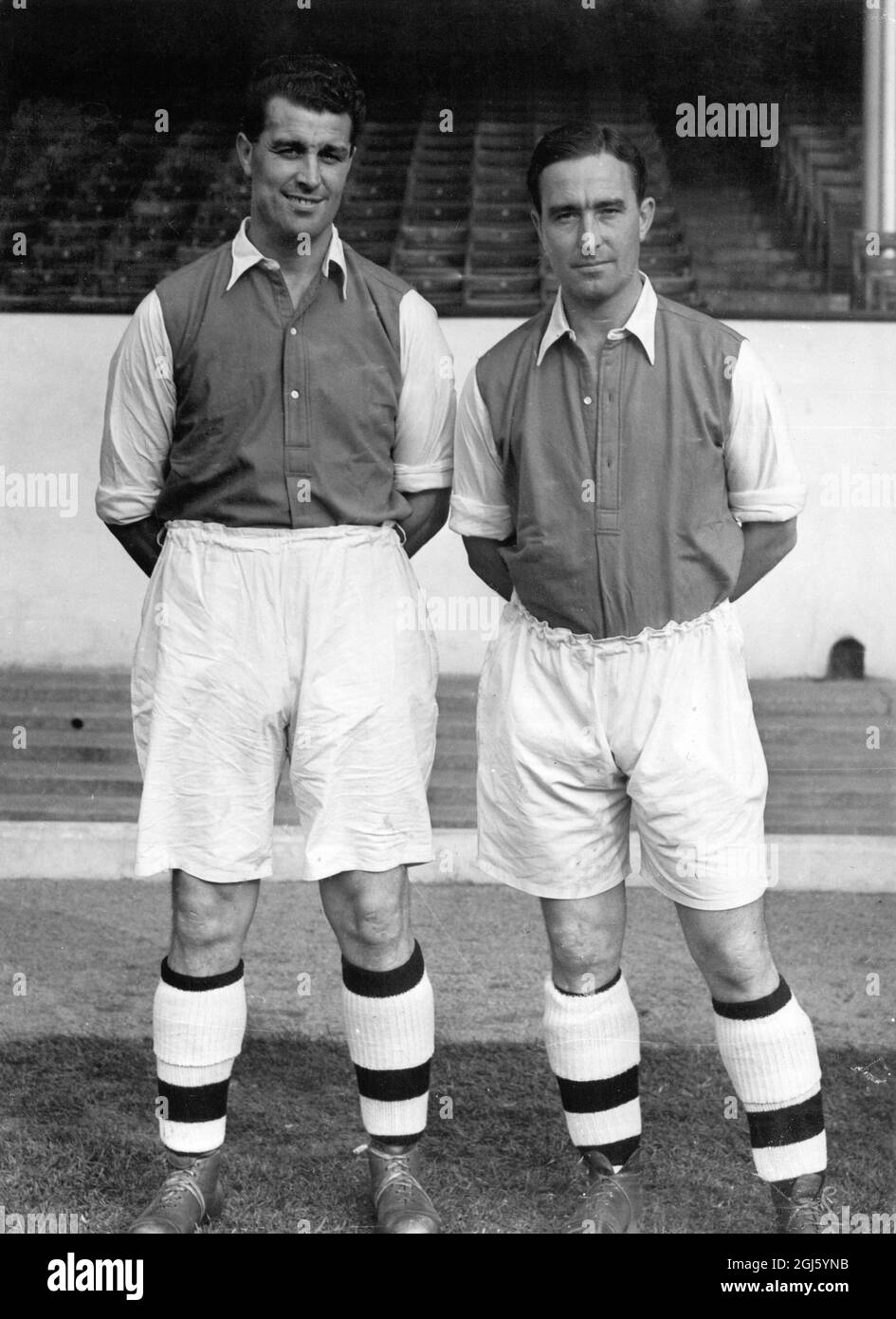 Denis Compton ( rechts ) und Leslie Compton 13. Oktober 1949 Stockfoto