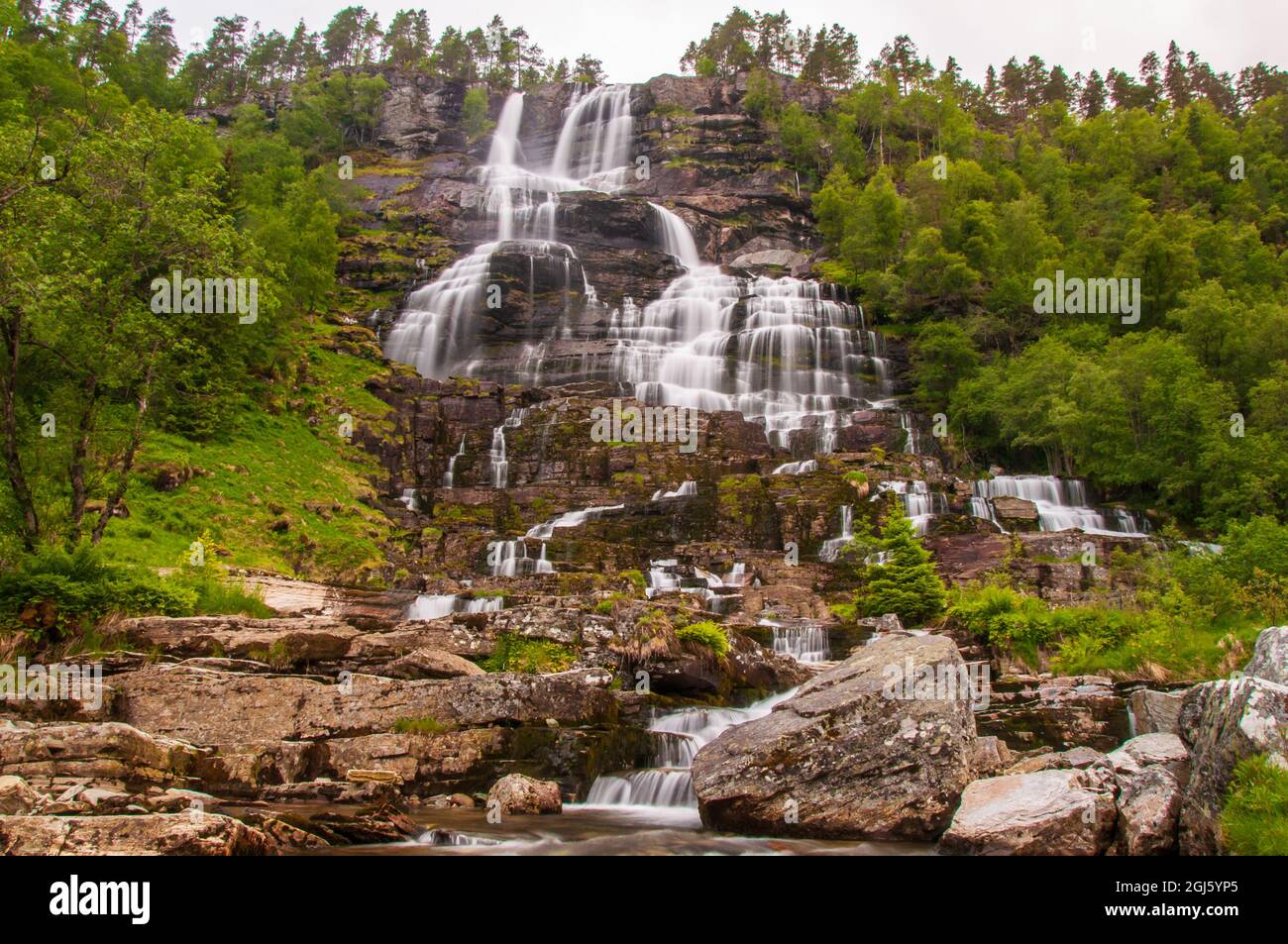 Schöne Aussicht auf Tvinnefossen in Norwegen. Wasserfall Touristenattraktion. Stockfoto