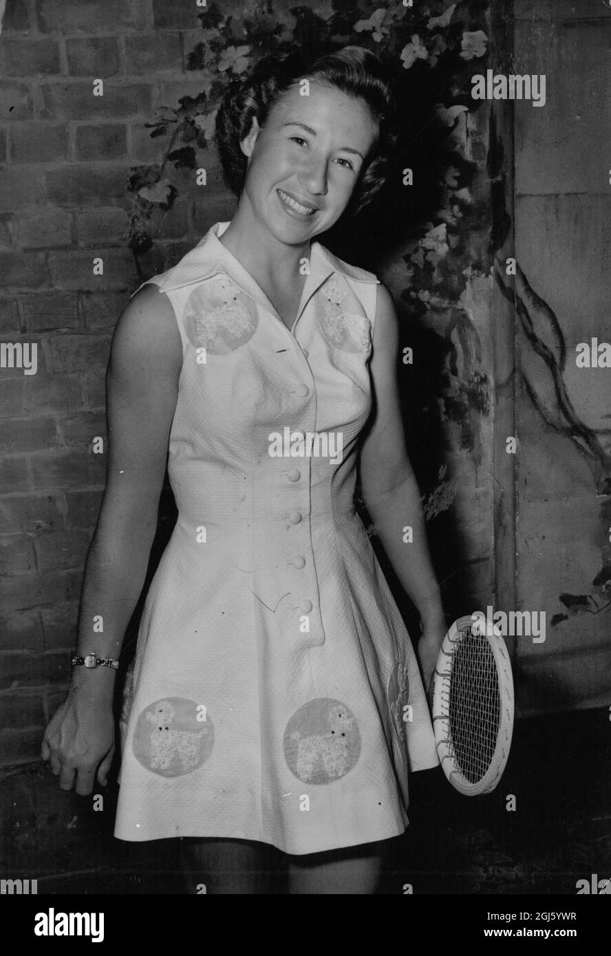 Maureen Connolly : 1934-1969 , amerikanische Tennisspielerin , Little Mo, wie sie bekannt war , gesehen trägt eine Teddy Tinling Waffel Pique Prinzessin Linie Kleid beendet mit Wollpudel Detail auf Mieder und Saum Linie , im Mai Fair Hotel , London , England 18. Juni 1954 Stockfoto