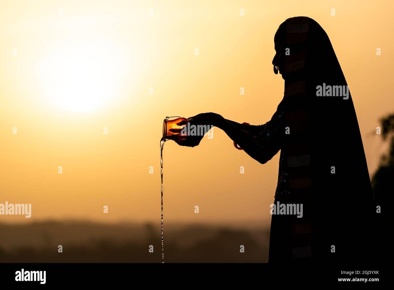 Indien, Gujarat, Bhuj, Great Rann of Kutch, Ahir Tribe. Eine Ahir-Frau bringt den Gottheiten ein Opfer. Stockfoto