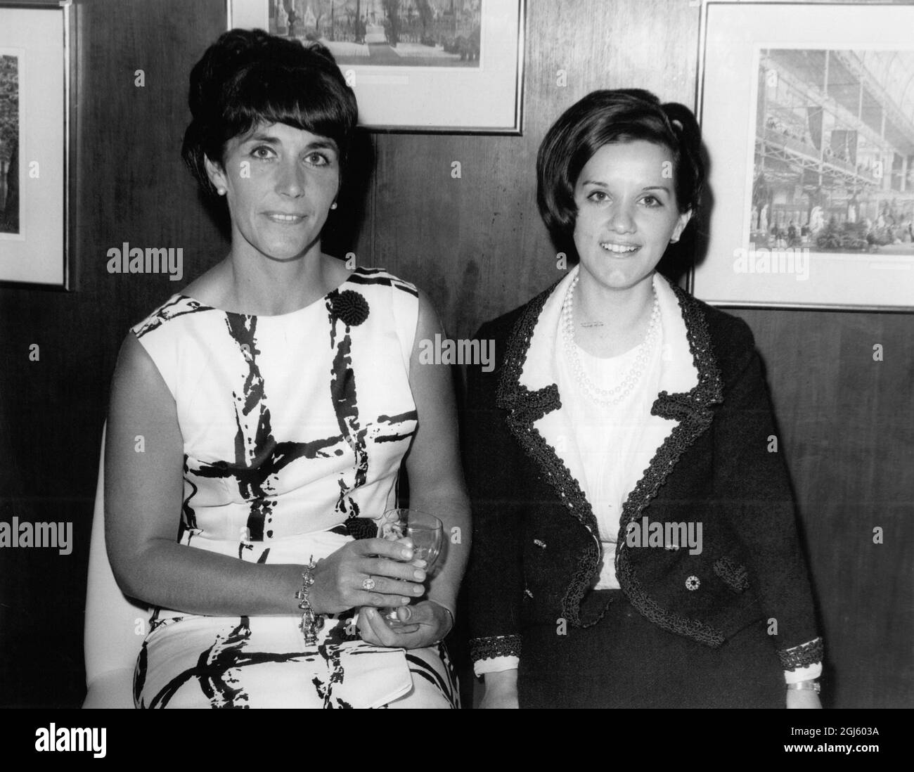 Frau Präsidentin! Graham Hill (links), abgebildet mit Frau. Henry Cooper , während des Mittageßens im Hilton Hotel. 21. Juni 1966 Stockfoto