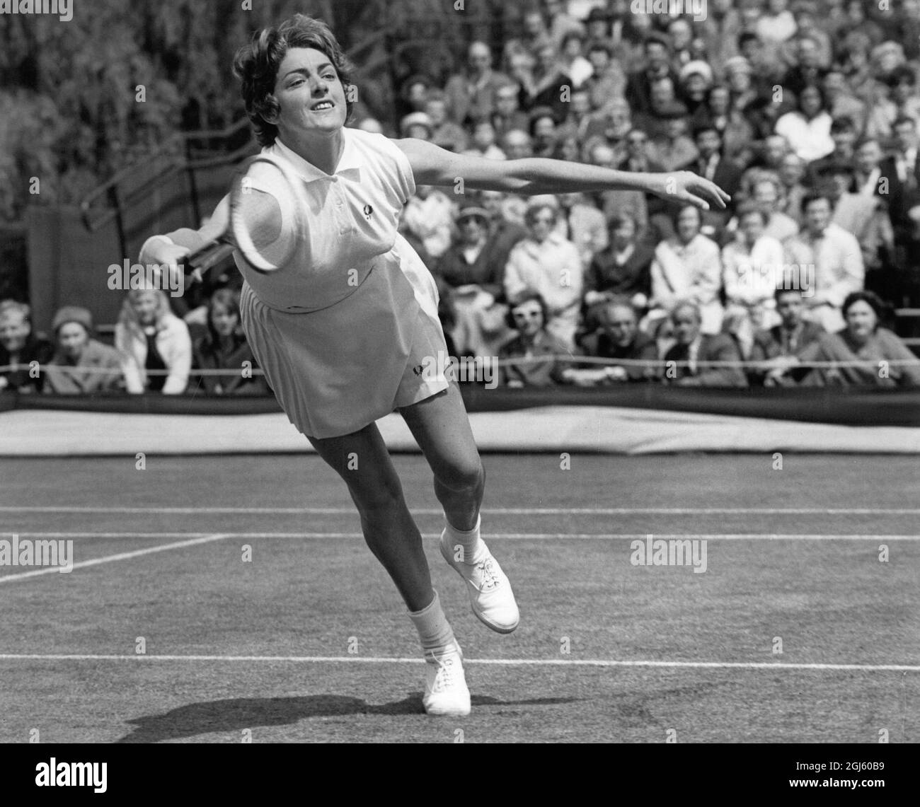 Tennisspielerin Miss Margaret Smith Court / Mrs P . F . Jones während des Finales der London Grass Court Championships , im Queen ' s Club , London . 20. Juni 1964 Stockfoto