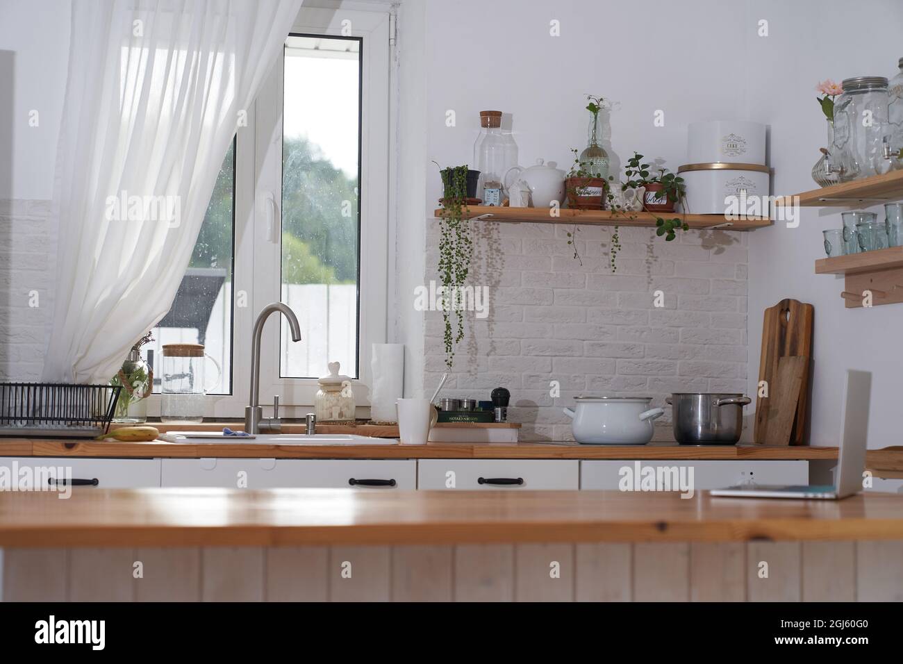 Erstaunliche Luxus-Küche Interieur in weißer Farbe mit einer hölzernen Kücheninsel. Hochwertige Fotos Stockfoto