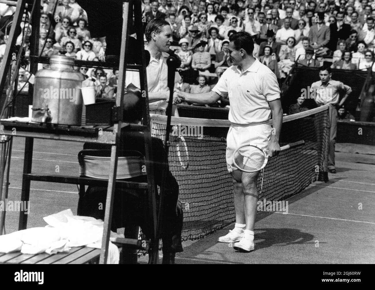 Gottfried von Cramm schüttelt sich nach ihrem Spiel bei den Wimbledon Tennis Championships am 25. Juni 1951 die Hände mit J Drobny (rechts) Stockfoto