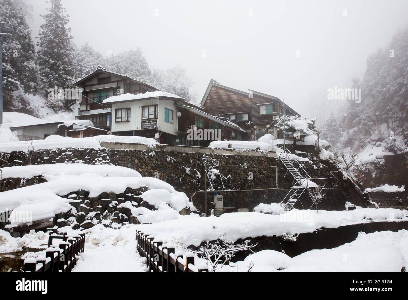 Asien, Japan, Nagano, in der Nähe von Jigokudani Yaen Koen, Snow Monkey Park. Die 100 Jahre alte Lodge liegt direkt am Eingang zum Park. Stockfoto