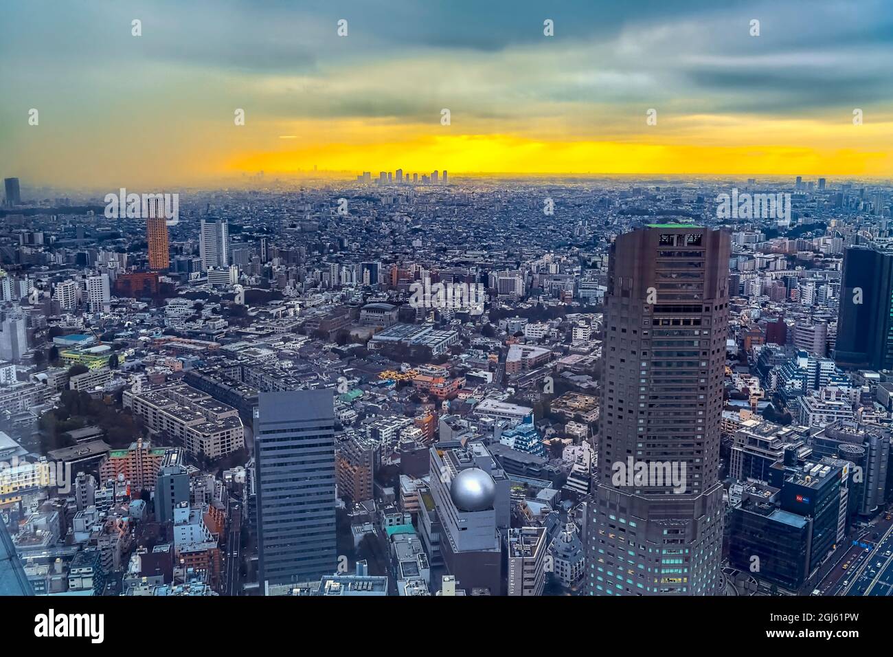 Stadtbild von Tokio bei Sonnenuntergang mit Regen vom Shibuya Scramble Square in Japan aus gesehen Stockfoto