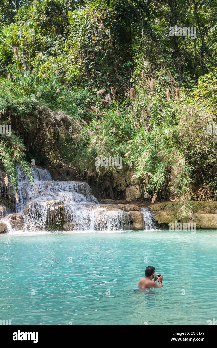 Laos, Luang Prabang. Tat Kuang Si Wasserfall, Schwimmer im türkisfarbenen Pool. Stockfoto