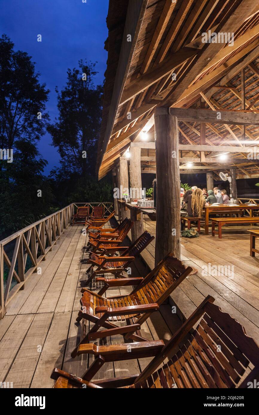 Laos, Sainyabuli. Elephant Conservation Center, Vortrag im Essbereich am Abend. Stockfoto