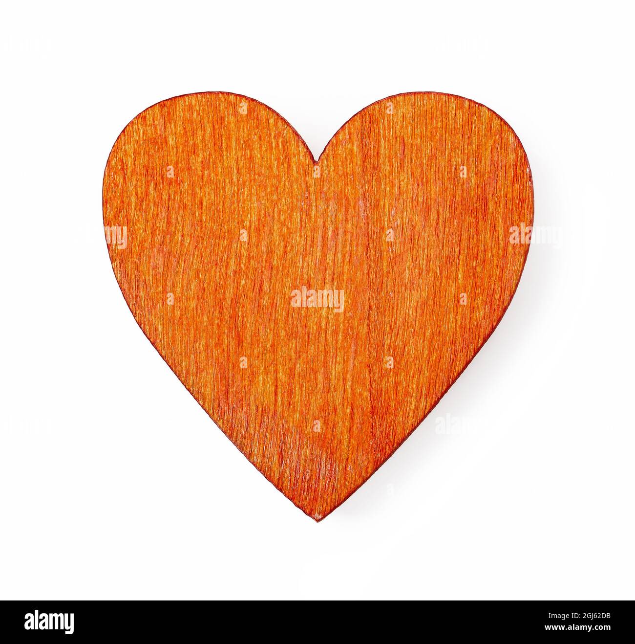 Ein valentinsherz aus Holz mit orangefarbener Farbe, isoliert auf Weiß. Lebendes grünes Symbol der Liebe, Valentinstag, Leidenschaft und Zärtlichkeit für Grußkarte. Stockfoto