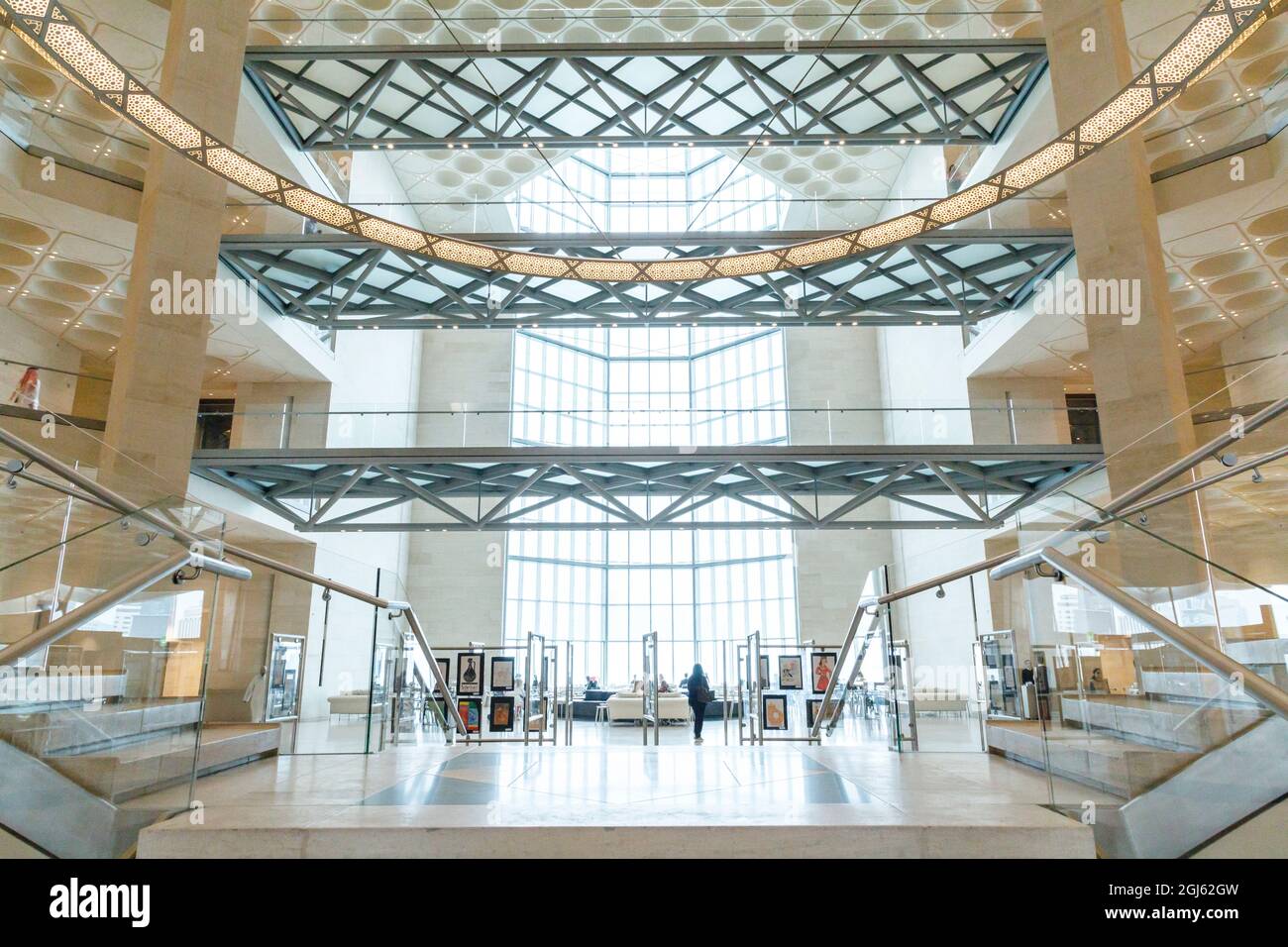 Katar, Doha. Innenraum des Museums für Islamische Kunst, erbaut 2008. Hauptwendeltreppe. Raumhohe Fenster. (Nur Für Redaktionelle Zwecke) Stockfoto