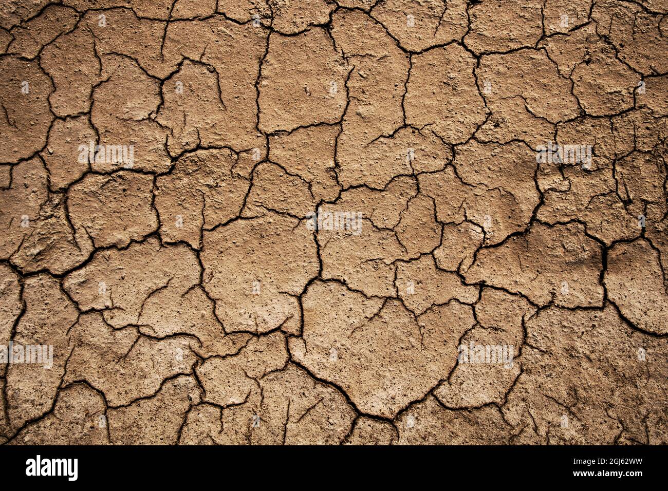 Trockene und rissige Bodenbedingungen, was auf eine Verschlechterung der Natur, Wüste, globale Erwärmung hinweist. Hungersnot. Für Textur oder abstrakten Hintergrund Stockfoto