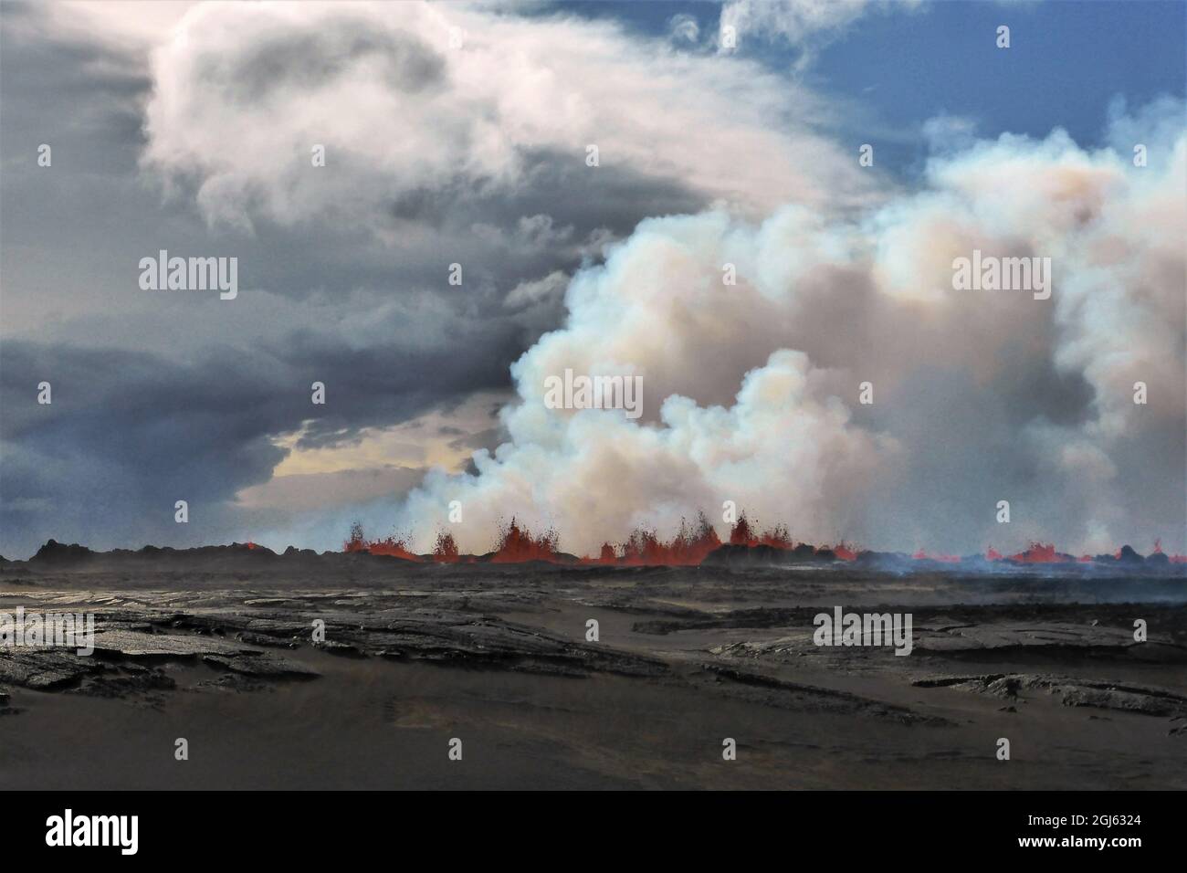 Feuerbrunnen (Lava) bei der Holuhraun-Eruption in Island. Vulkanische Gase bilden dramatische Wolken über den ausbrechenden Schloten. Stockfoto